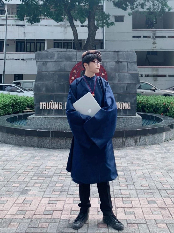 Nam sinh mỗi tuần mặc một bộ trang phục cổ đến lớp - 2