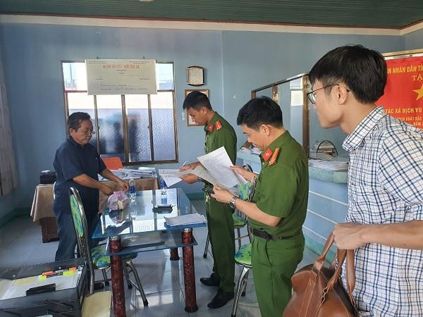 Bắt quả tang Giám đốc Hợp tác xã vận tải nhận tiền của tài xế xe khách - 1