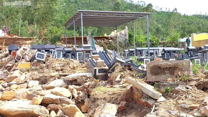 Vác đá, đào đất tìm mộ bị lũ vùi lấp ở nghĩa trang lớn nhất Đà Nẵng - 2