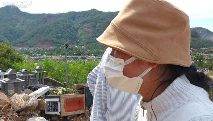 Vác đá, đào đất tìm mộ bị lũ vùi lấp ở nghĩa trang lớn nhất Đà Nẵng - 11