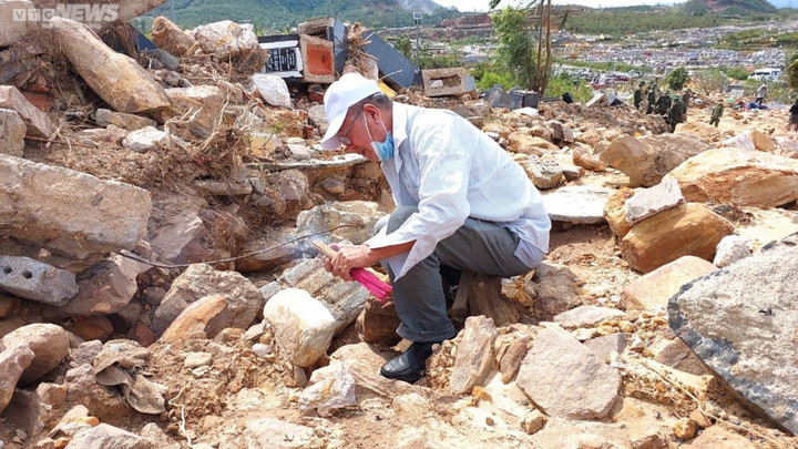 Vác đá, đào đất tìm mộ bị lũ vùi lấp ở nghĩa trang lớn nhất Đà Nẵng - 10