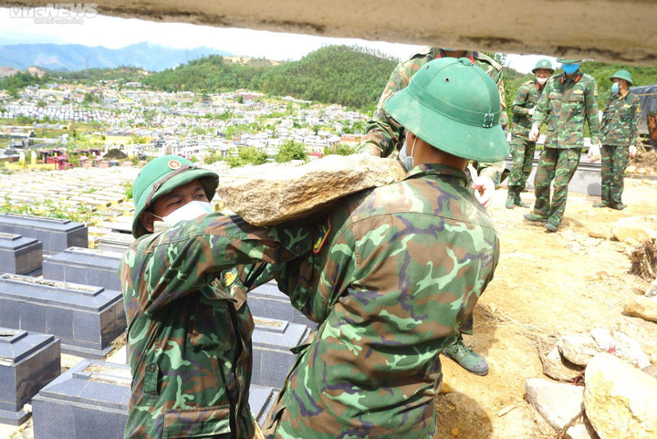 Vác đá, đào đất tìm mộ bị lũ vùi lấp ở nghĩa trang lớn nhất Đà Nẵng - 5