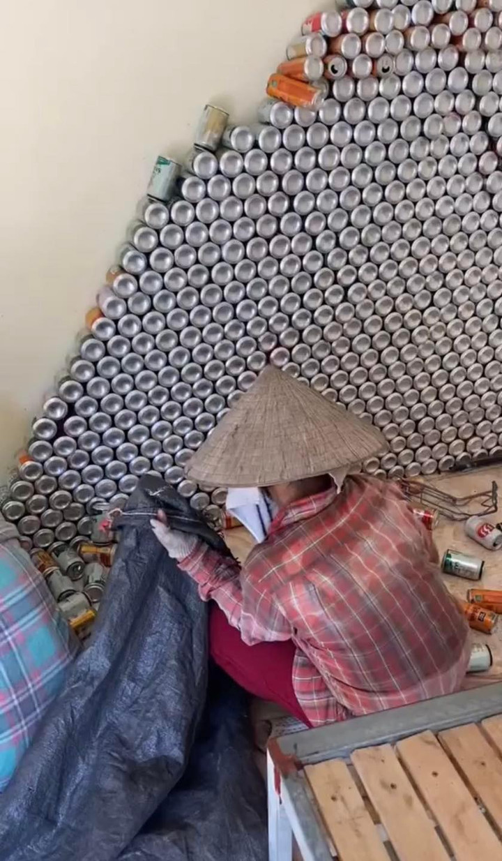 Dân mạng nổi da gà với đống vỏ lon bia chất cao như kim tự tháp trong phòng trọ - 1