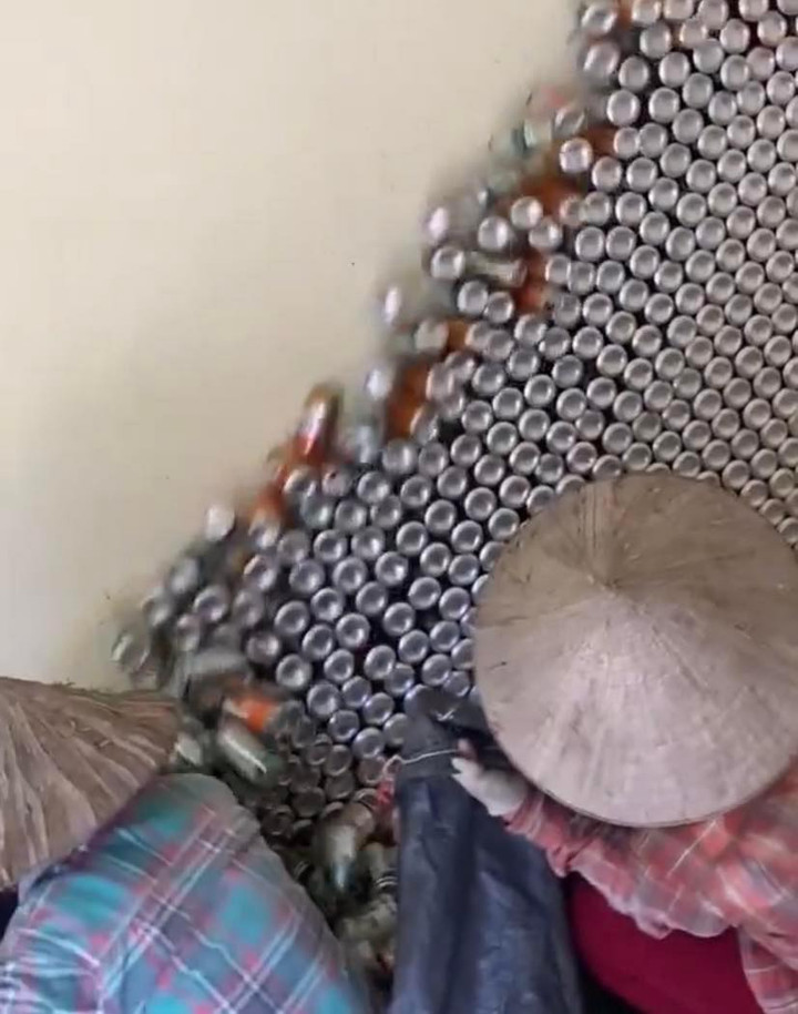 Dân mạng nổi da gà với đống vỏ lon bia chất cao như kim tự tháp trong phòng trọ - 3