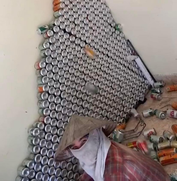 Dân mạng nổi da gà với đống vỏ lon bia chất cao như kim tự tháp trong phòng trọ - 2