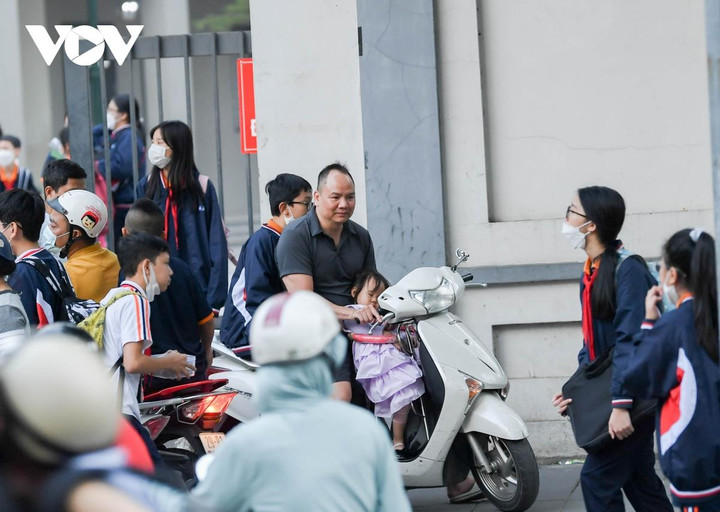 Phụ huynh chở con vi phạm luật giao thông sẽ để lại hệ lụy lâu dài - 2