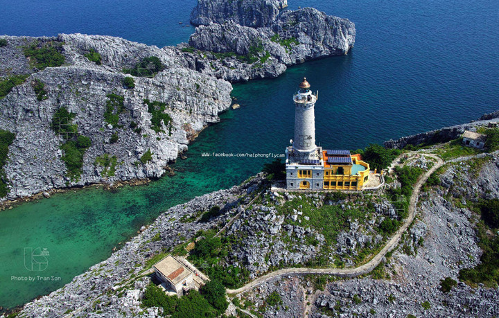 Ngắm ngọn hải đăng cổ bậc nhất Việt Nam nằm trên đảo hoang sơ, hiểm trở - 4