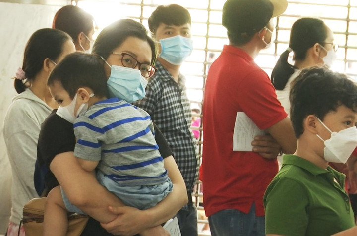 Bệnh nhi hô hấp tăng gần gấp 3, điều dưỡng phải uống thuốc giảm đau để làm việc - 3