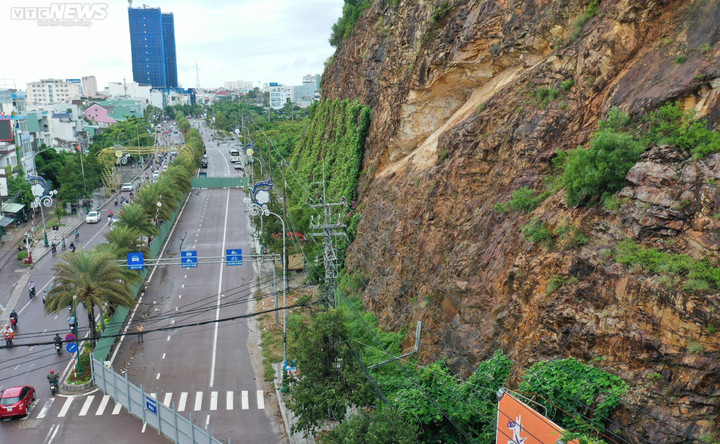 Bình Định: Hơn 65 tỷ đồng khắc phục sạt lở taluy đường Nguyễn Tất Thành nối dài - 1