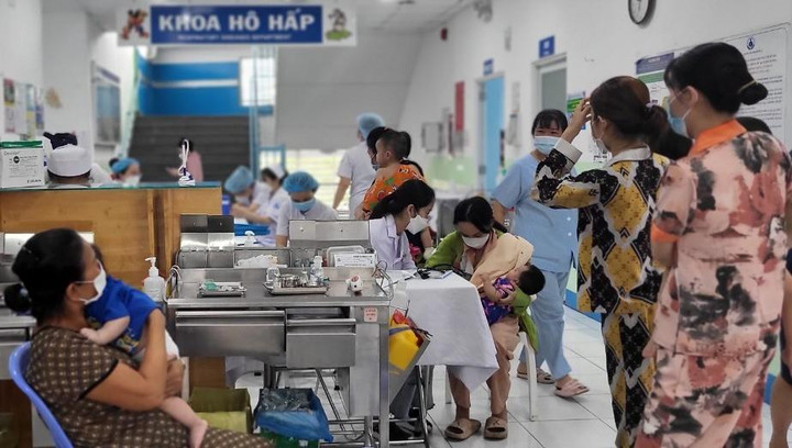 Bệnh nhi hô hấp tăng gần gấp 3, điều dưỡng phải uống thuốc giảm đau để làm việc - 2