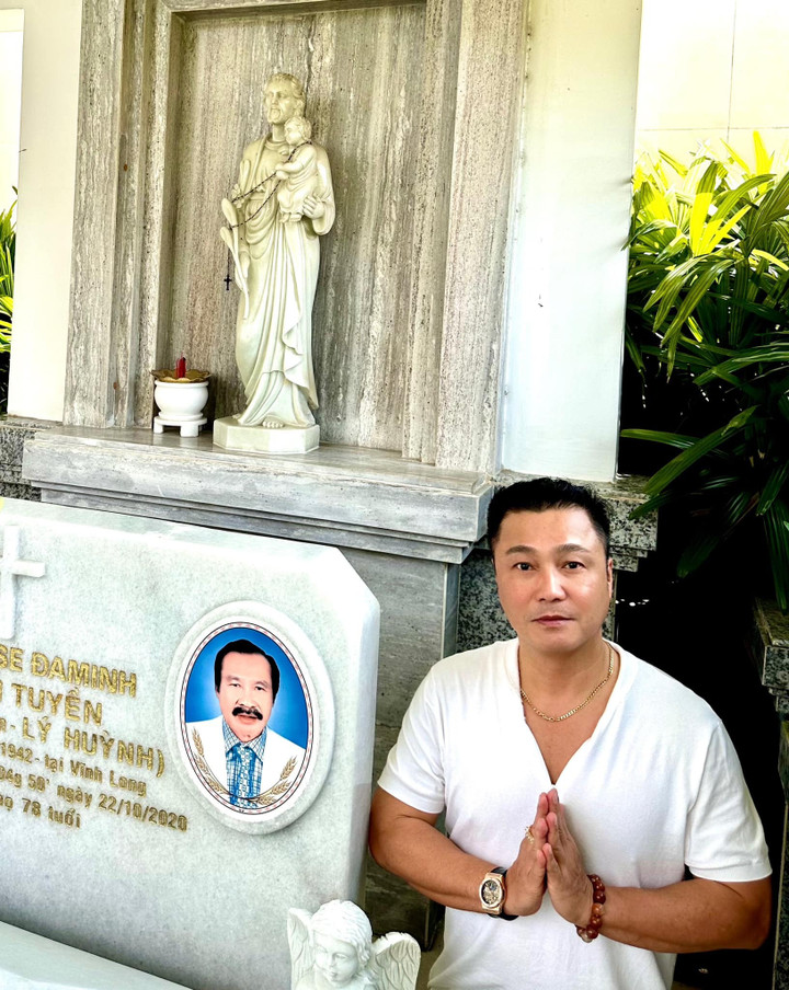 Sao Việt 23/10: Lý Hùng cùng gia đình đến thăm mộ ba NSND Lý Huỳnh - 2