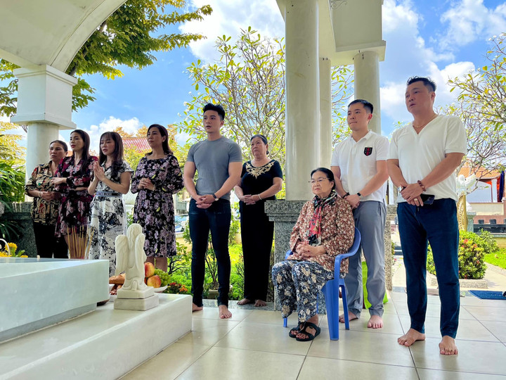 Sao Việt 23/10: Lý Hùng cùng gia đình đến thăm mộ ba NSND Lý Huỳnh - 1