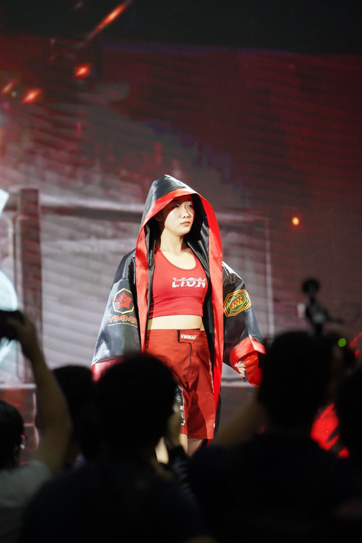 Nữ võ sĩ xinh đẹp ra đòn đẳng cấp, chỉ cần hơn 1 phút để đánh bại đối thủ - 1