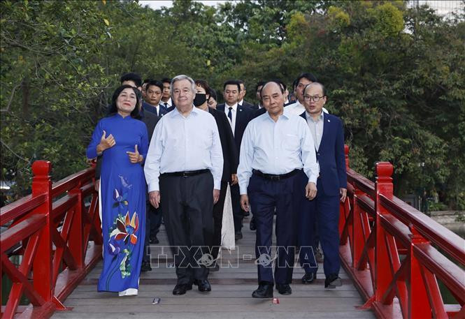 Chủ tịch nước Nguyễn Xuân Phúc và Tổng Thư ký LHQ thăm phố đi bộ Hà Nội - 2