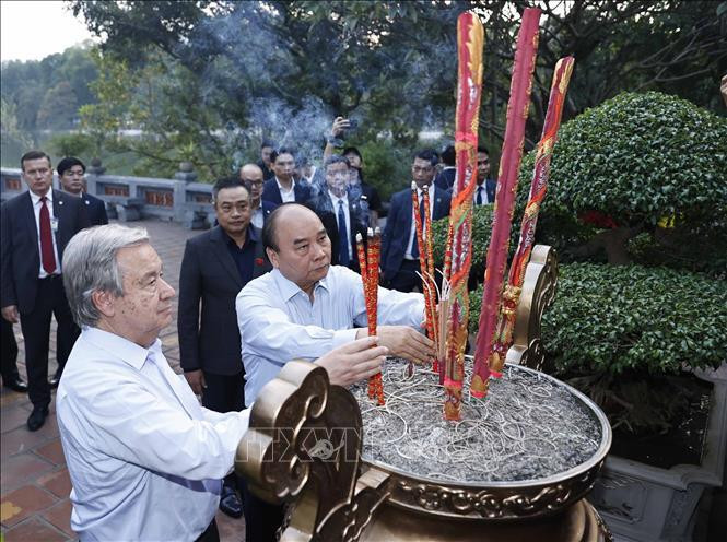 Chủ tịch nước Nguyễn Xuân Phúc và Tổng Thư ký LHQ thăm phố đi bộ Hà Nội - 1