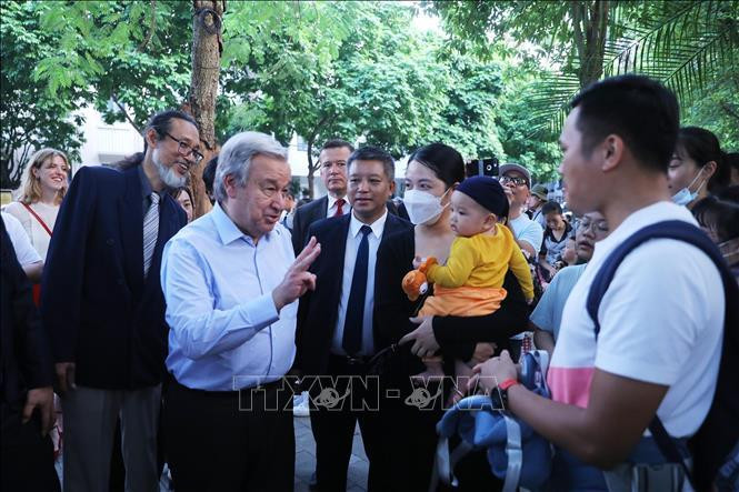 Chủ tịch nước Nguyễn Xuân Phúc và Tổng Thư ký LHQ thăm phố đi bộ Hà Nội - 4