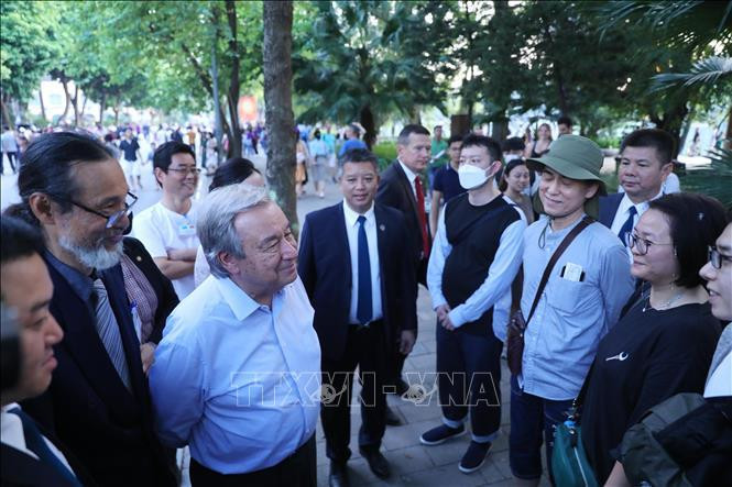 Chủ tịch nước Nguyễn Xuân Phúc và Tổng Thư ký LHQ thăm phố đi bộ Hà Nội - 5