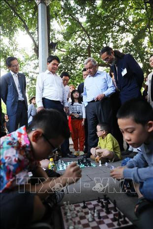 Chủ tịch nước Nguyễn Xuân Phúc và Tổng Thư ký LHQ thăm phố đi bộ Hà Nội - 7