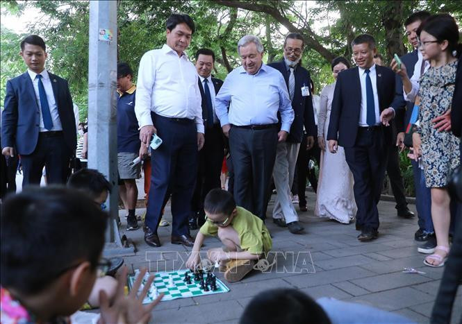 Chủ tịch nước Nguyễn Xuân Phúc và Tổng Thư ký LHQ thăm phố đi bộ Hà Nội - 6