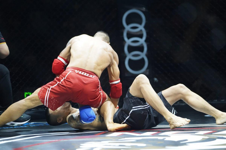 Johnny Trí Nguyễn lao lên sàn ăn mừng cùng 'gà nhà' sau cú knockout giây thứ 30 - 1