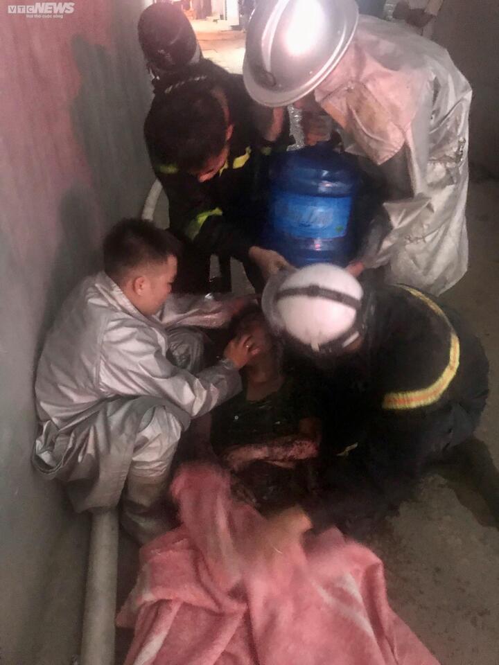 Cứu nhiều người mắc kẹt trong đám cháy nhà 6 tầng ở Hà Nội - 4