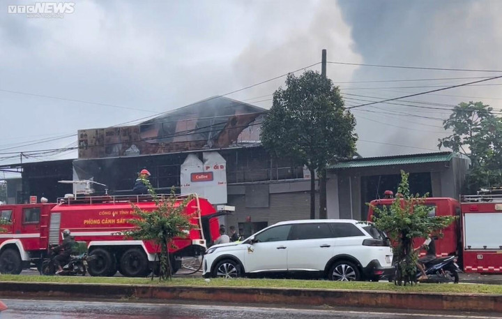 Lính cứu hỏa dầm mưa dập tắt đám cháy lớn ở Đắk Lắk - 2