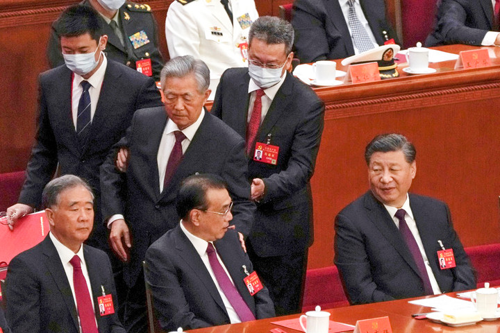 Tân Hoa Xã: Ông Hồ Cẩm Đào rời phiên bế mạc đại hội Đảng vì lý do sức khỏe - 2