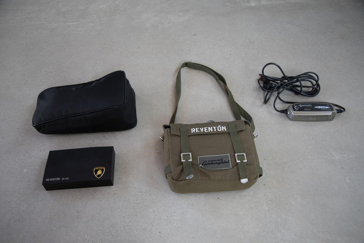 lamborghini, reventon, murcielago, aventador, urus, huracan, gallardo, siêu xe, bản giới hạn, đấu giá, lamborghini revernton, f22, rm sotheby, sotheby, ferrari, mclaren, bugatti, koenigsegg, pagani ảnh 15 Siêu phẩm Lamborghini Reventon được đấu giá - 15