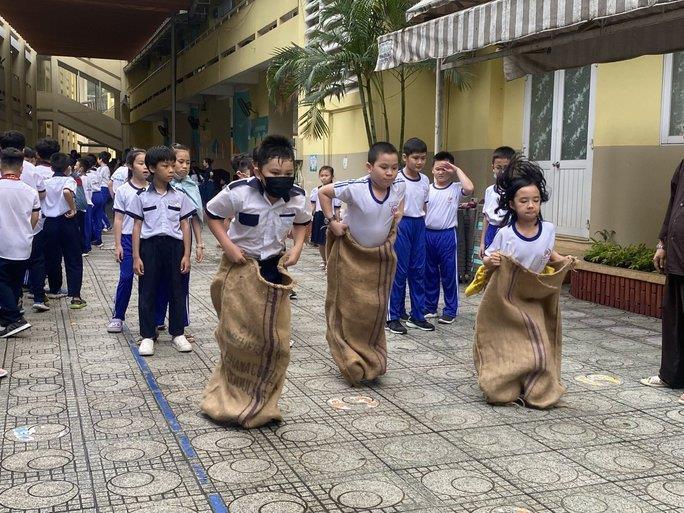 Nhiều trường tiểu học ở TP.HCM bắt đầu lùi giờ vào học - 1