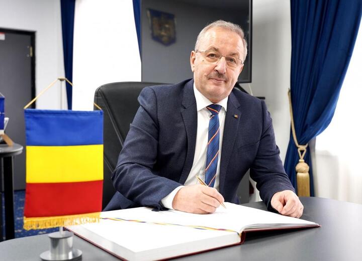 Bộ trưởng Quốc phòng Romania từ chức - 1