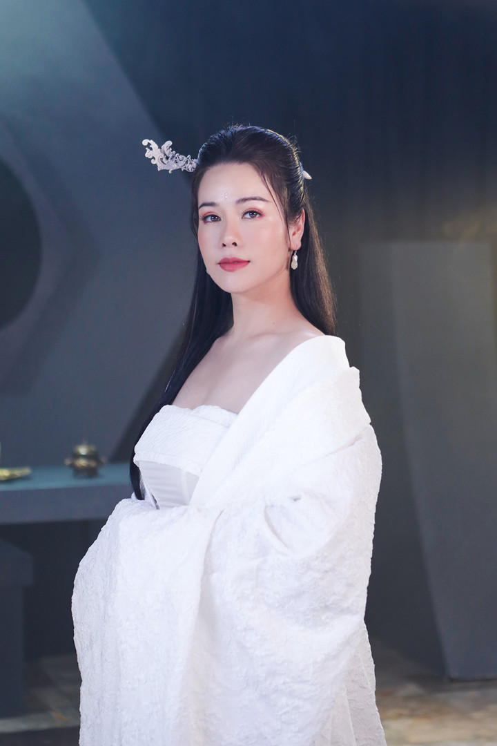 Nhật Kim Anh hoá mỹ nhân cổ trang, e ấp bên 'người tình tin đồn' - 2