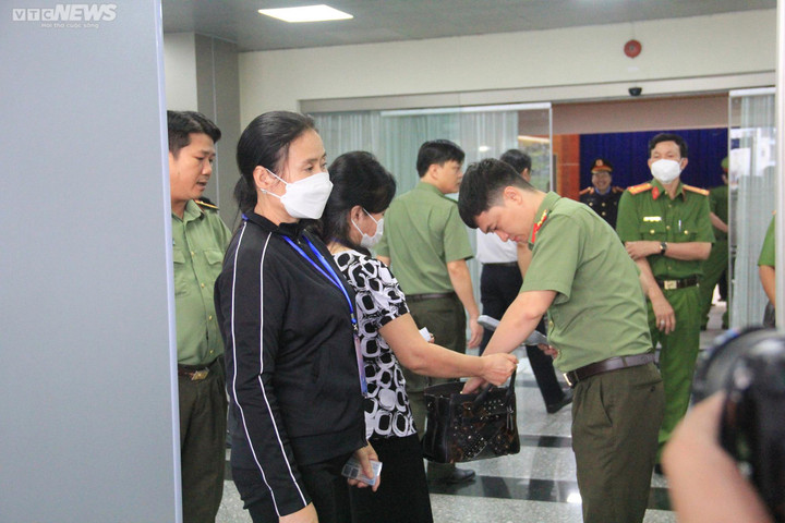 An ninh thắt chặt tại phiên tòa xét xử đường dây làm giả 200 triệu lít xăng - 11