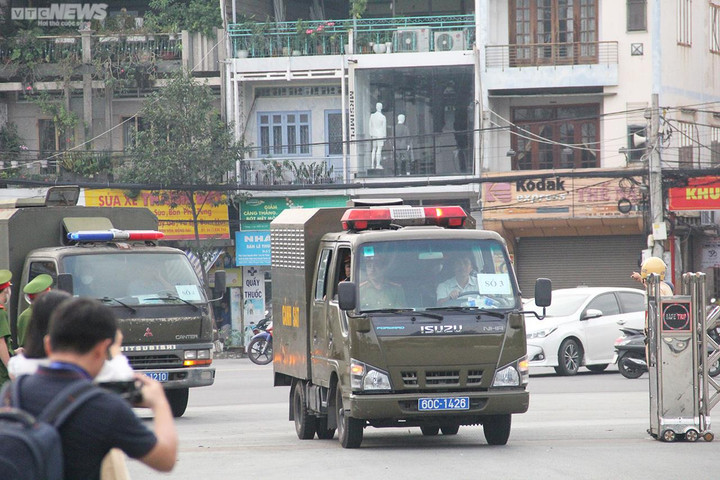 An ninh thắt chặt tại phiên tòa xét xử đường dây làm giả 200 triệu lít xăng - 2