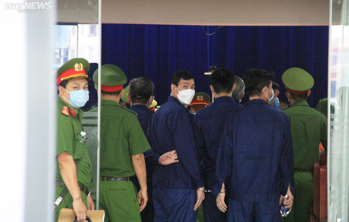An ninh thắt chặt tại phiên tòa xét xử đường dây làm giả 200 triệu lít xăng - 10