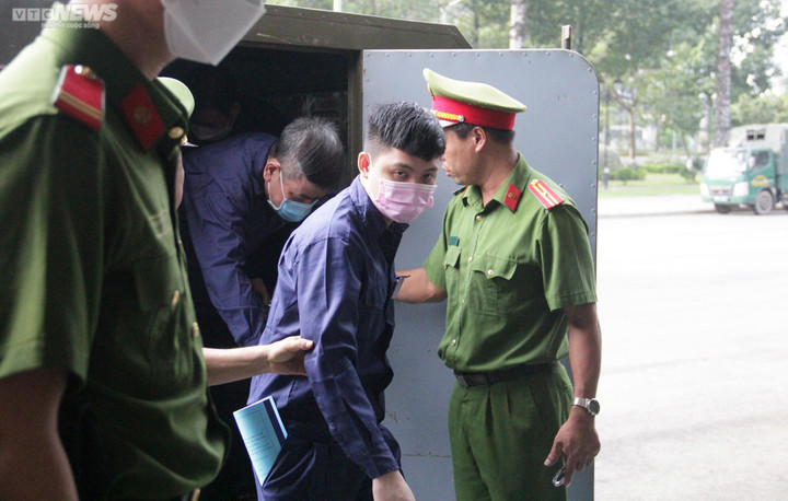 An ninh thắt chặt tại phiên tòa xét xử đường dây làm giả 200 triệu lít xăng - 8