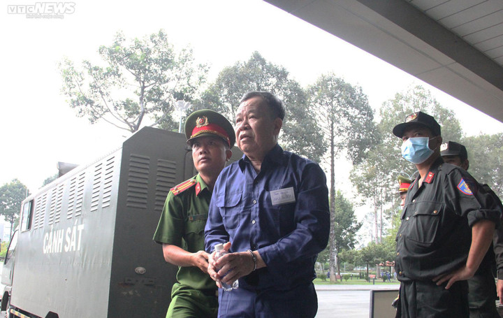 An ninh thắt chặt tại phiên tòa xét xử đường dây làm giả 200 triệu lít xăng - 9