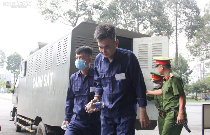 An ninh thắt chặt tại phiên tòa xét xử đường dây làm giả 200 triệu lít xăng - 7