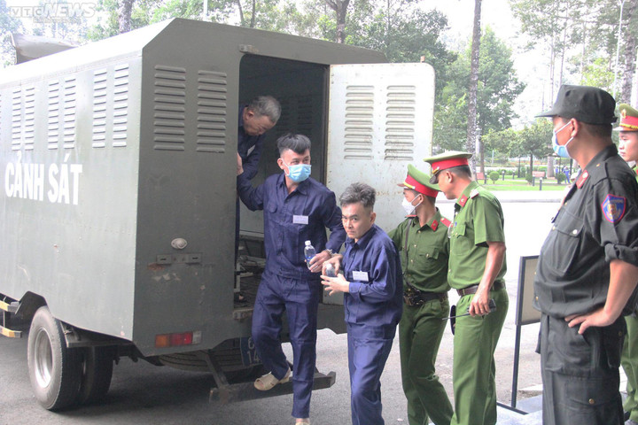 An ninh thắt chặt tại phiên tòa xét xử đường dây làm giả 200 triệu lít xăng - 6