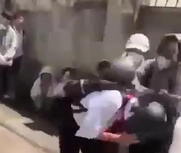 Nữ sinh bị đánh hội đồng, bạn không can mà đứng đếm từng cú đánh - 2