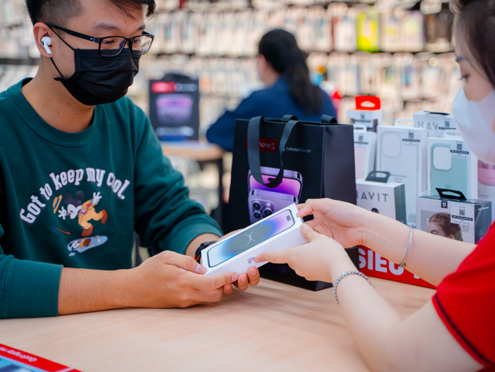 iPhone 14 cắm sạc qua đêm có thể sập nguồn - 1