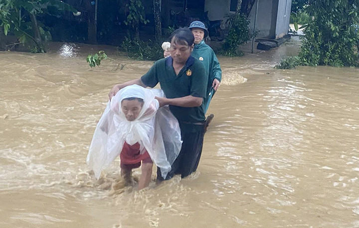 Dự báo thời tiết hôm nay ngày 25/10: Trung Bộ mưa xối xả, có nơi trên 280mm - 1
