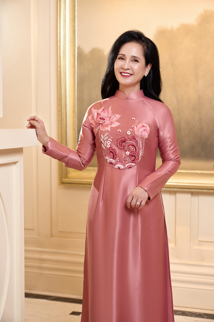 Nhan sắc trẻ đẹp của 'mẹ chồng' Lan Hương ở tuổi 61 - 5