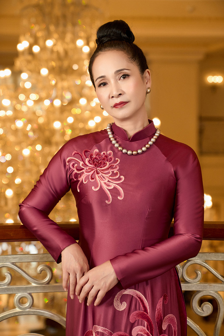 Nhan sắc trẻ đẹp của 'mẹ chồng' Lan Hương ở tuổi 61 - 2