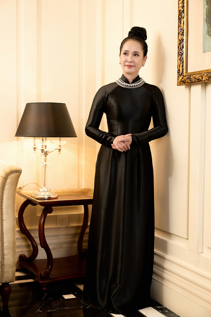 Nhan sắc trẻ đẹp của 'mẹ chồng' Lan Hương ở tuổi 61 - 6