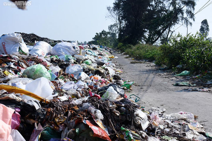 Ảnh: Túi nilon rác nằm chất đống cạnh hàng loạt ngôi mộ ở Hải Phòng - 7