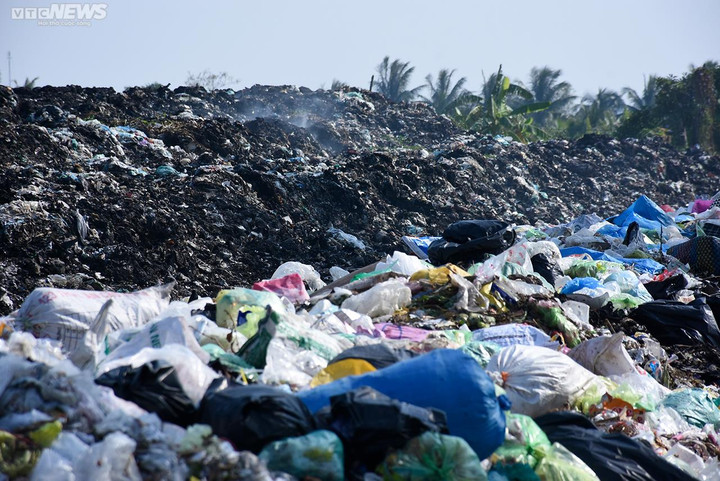 Ảnh: Túi nilon rác nằm chất đống cạnh hàng loạt ngôi mộ ở Hải Phòng - 3