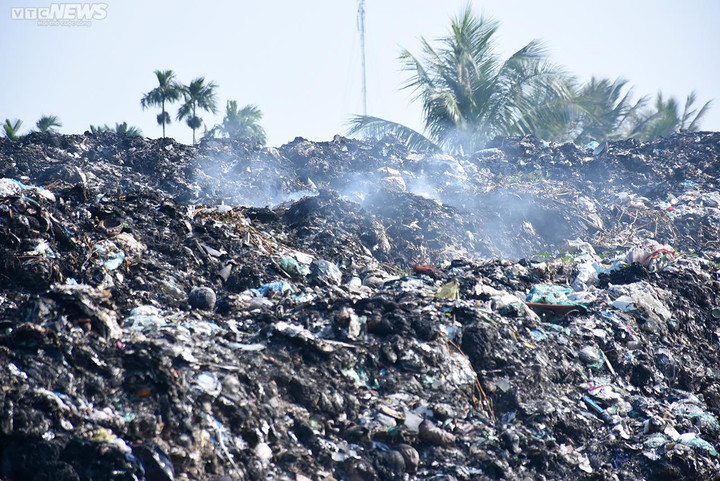 Ảnh: Túi nilon rác nằm chất đống cạnh hàng loạt ngôi mộ ở Hải Phòng - 4