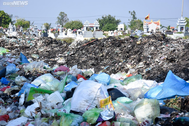 Ảnh: Túi nilon rác nằm chất đống cạnh hàng loạt ngôi mộ ở Hải Phòng - 1