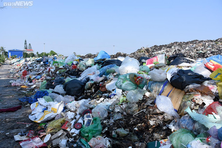 Ảnh: Túi nilon rác nằm chất đống cạnh hàng loạt ngôi mộ ở Hải Phòng - 8