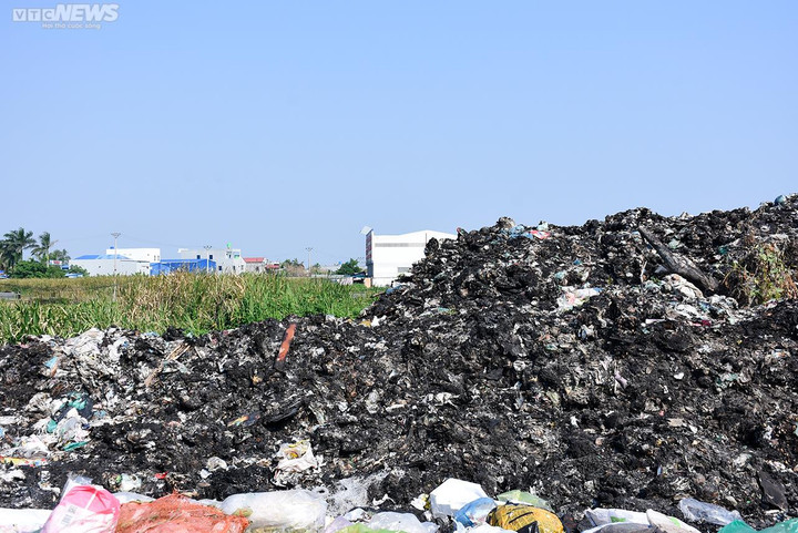 Ảnh: Túi nilon rác nằm chất đống cạnh hàng loạt ngôi mộ ở Hải Phòng - 5